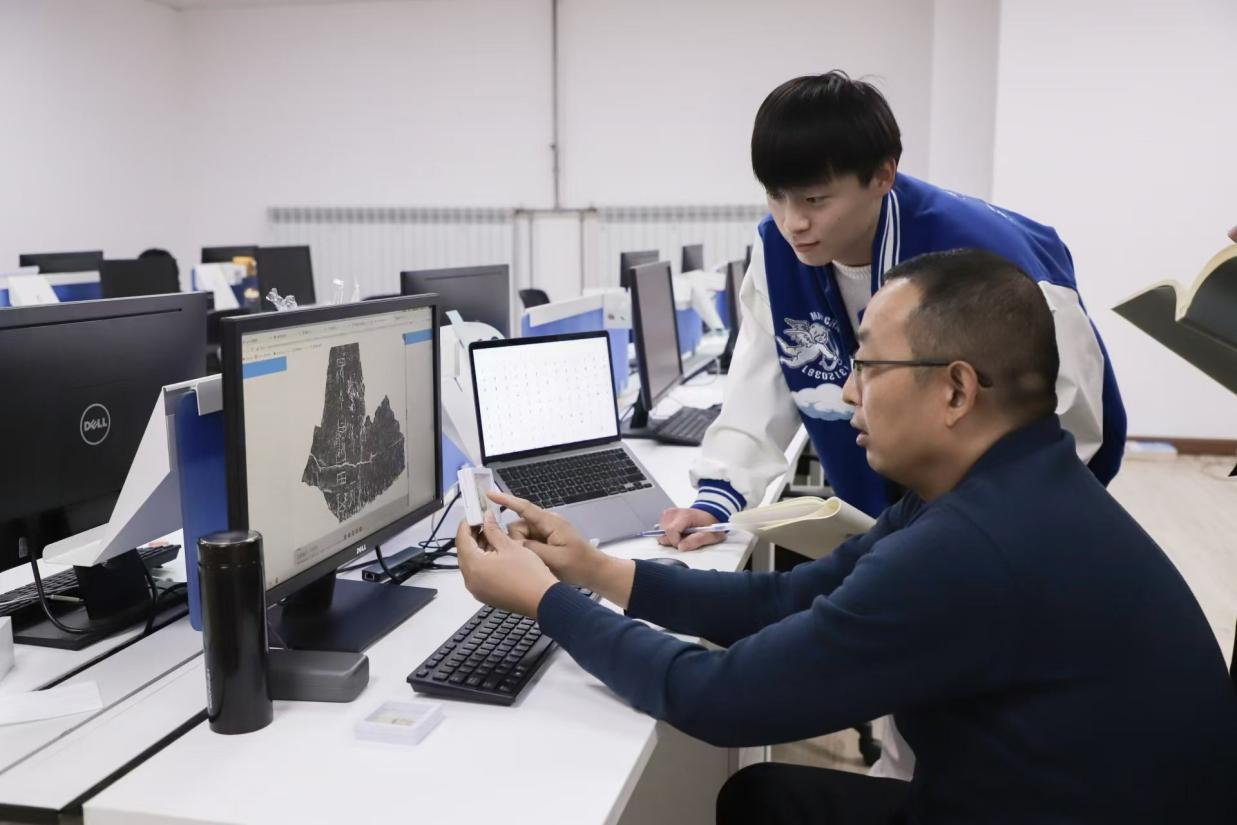 安陽師范學(xué)院甲骨文信息處理教育部重點(diǎn)實(shí)驗室，劉永革正在給學(xué)生講甲骨文。受訪者供圖