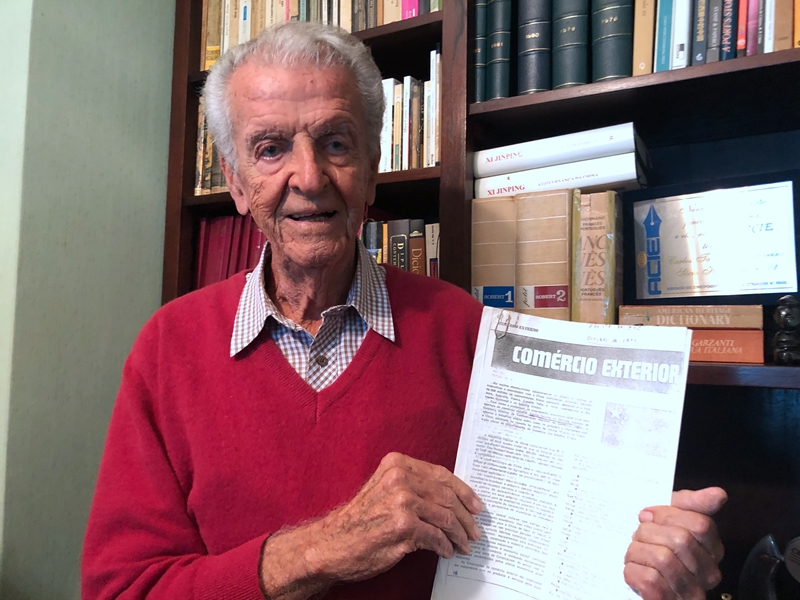 卡洛斯·塔瓦雷斯與其1971年發(fā)表的文章《中國的對外貿易》。資料圖片