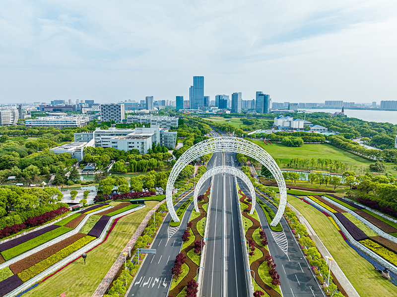 圖為蘇州工業(yè)園區(qū)星湖街鋼結(jié)構(gòu)雕塑。