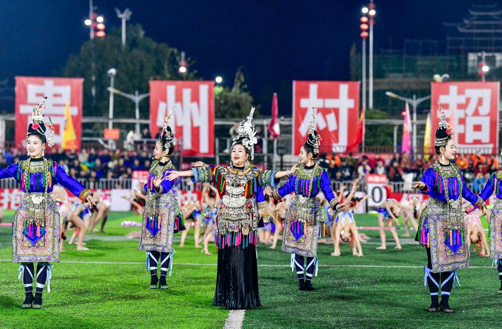 2025年3月14日，2025年貴州“村超”40強(qiáng)交叉賽在榕江“村超”足球場(chǎng)舉行，演員在比賽間隙表演侗族大歌，民族文化伴隨著體育賽事成功“出圈”。圖片來(lái)源：新華社