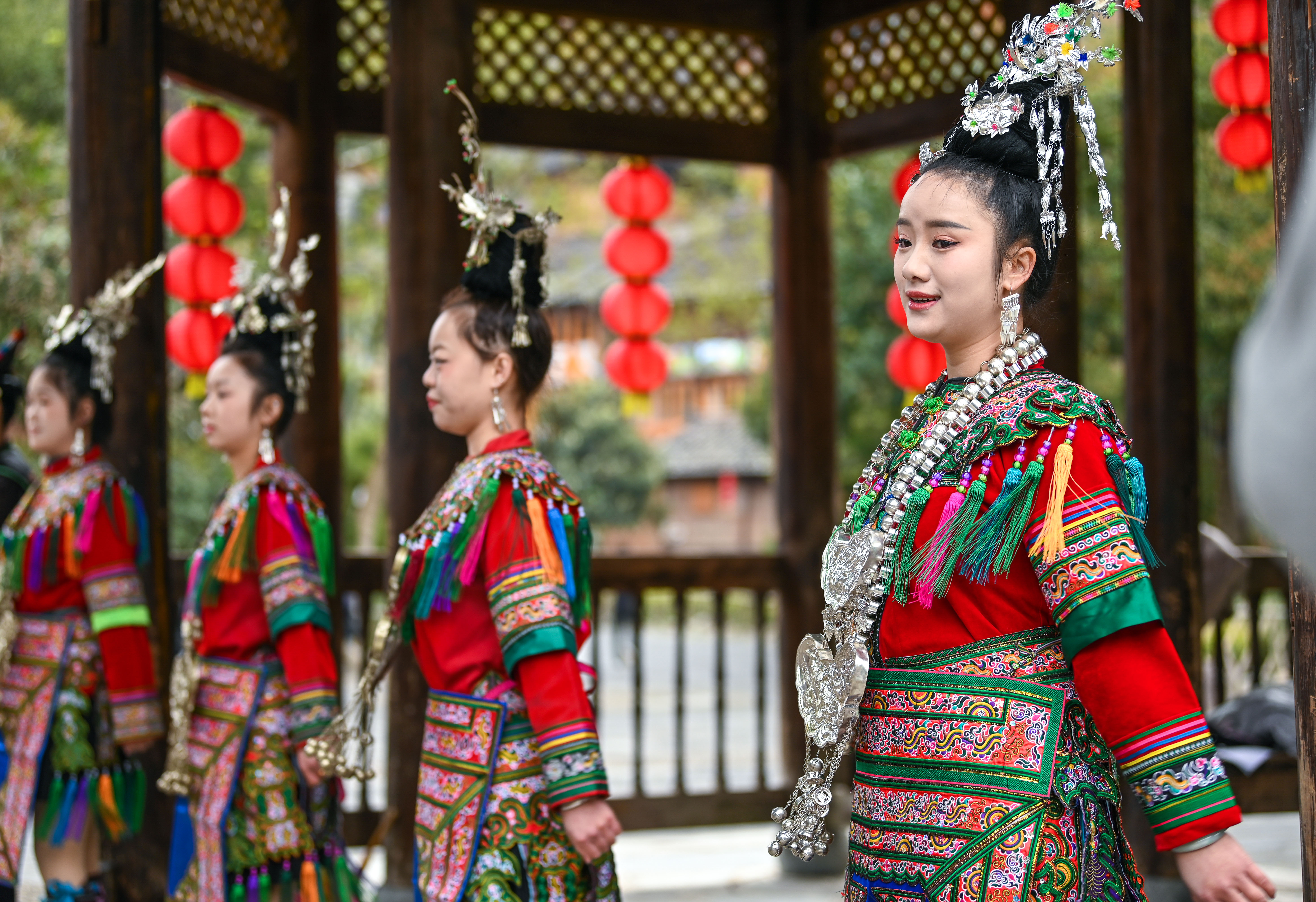  2025年3月18日，侗族群眾在貴州省黎平縣肇興侗寨給游客演唱侗族大歌。