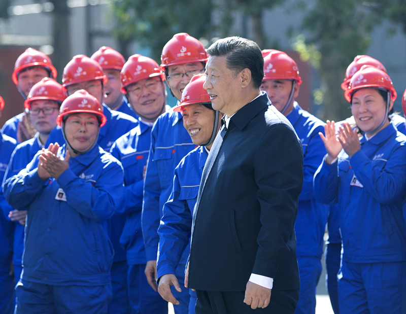 2018年9月26日，在中國一重集團，習近平總書記走到工人中間，同大家親切交流。