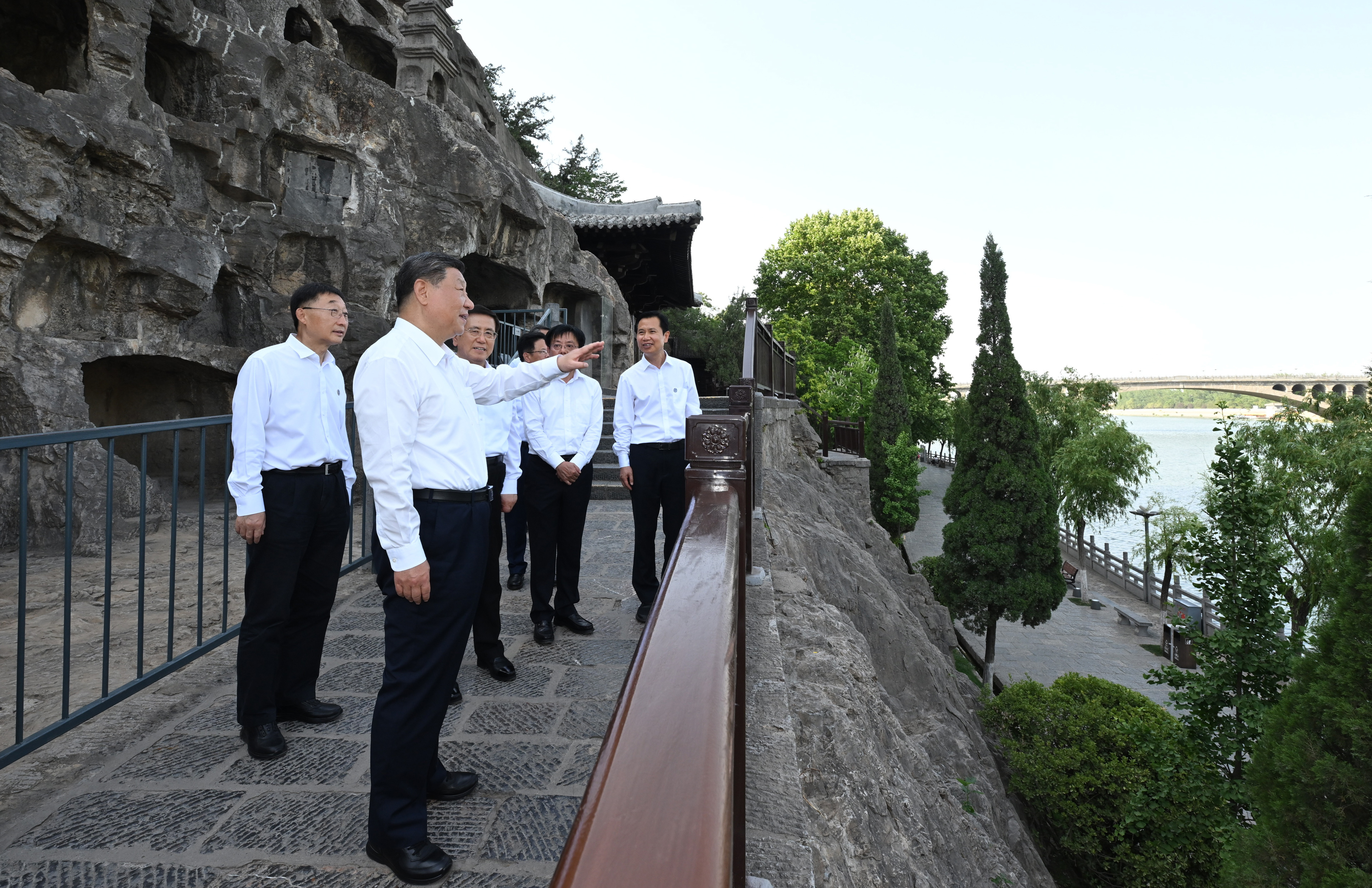 5月19日至20日，中共中央總書記、國家主席、中央軍委主席習近平在河南考察。這是19日下午，習近平在洛陽龍門石窟考察。新華社記者 謝環(huán)馳 攝