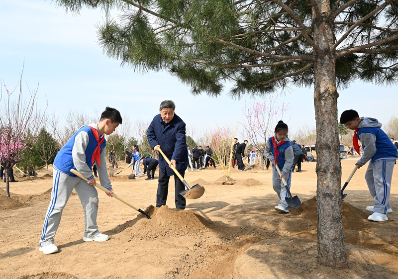 2025年4月3日，習(xí)近平總書記來到北京豐臺區(qū)永定河畔參加首都義務(wù)植樹活動。