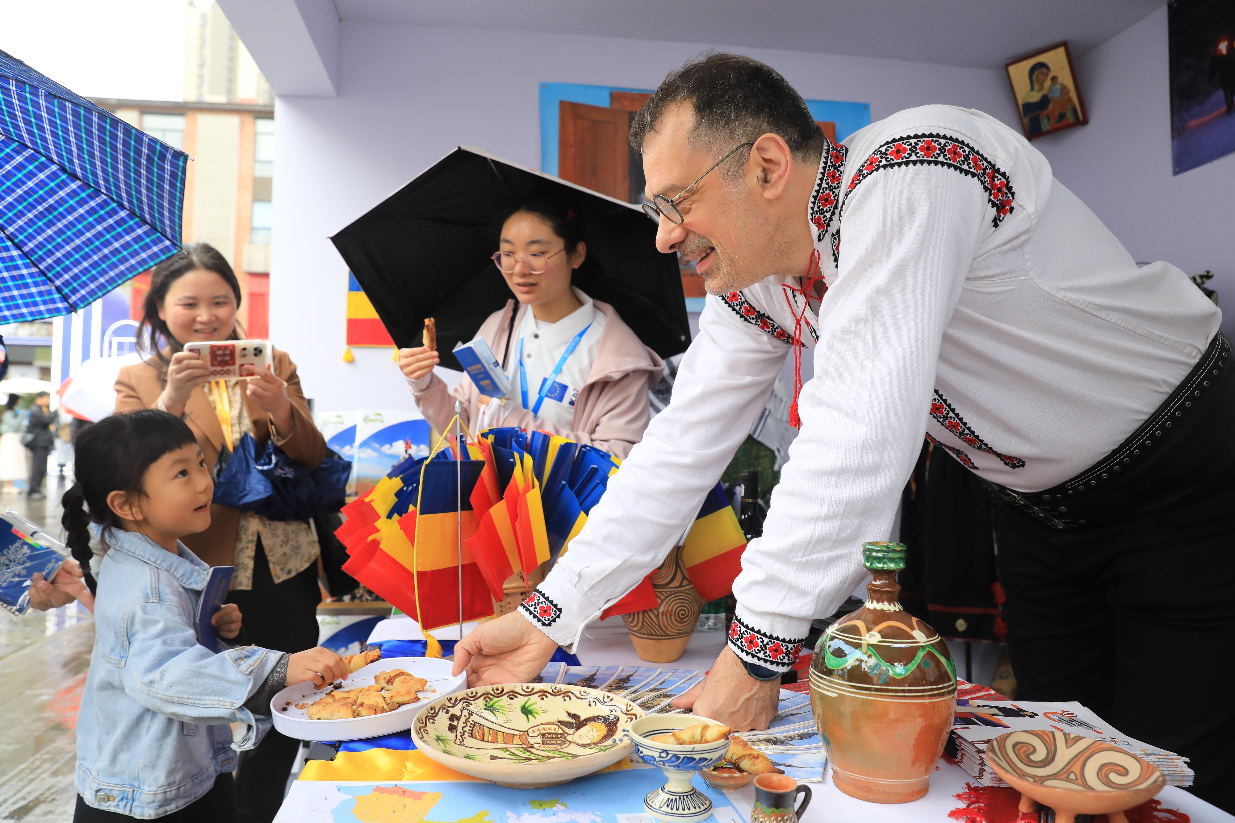 2025年4月12日，四川省成都市“2025成都·歐洲文化季”活動融匯藝術、音樂、美食與互動體驗，為民眾打造了一場“沉浸式”文化嘉年華。