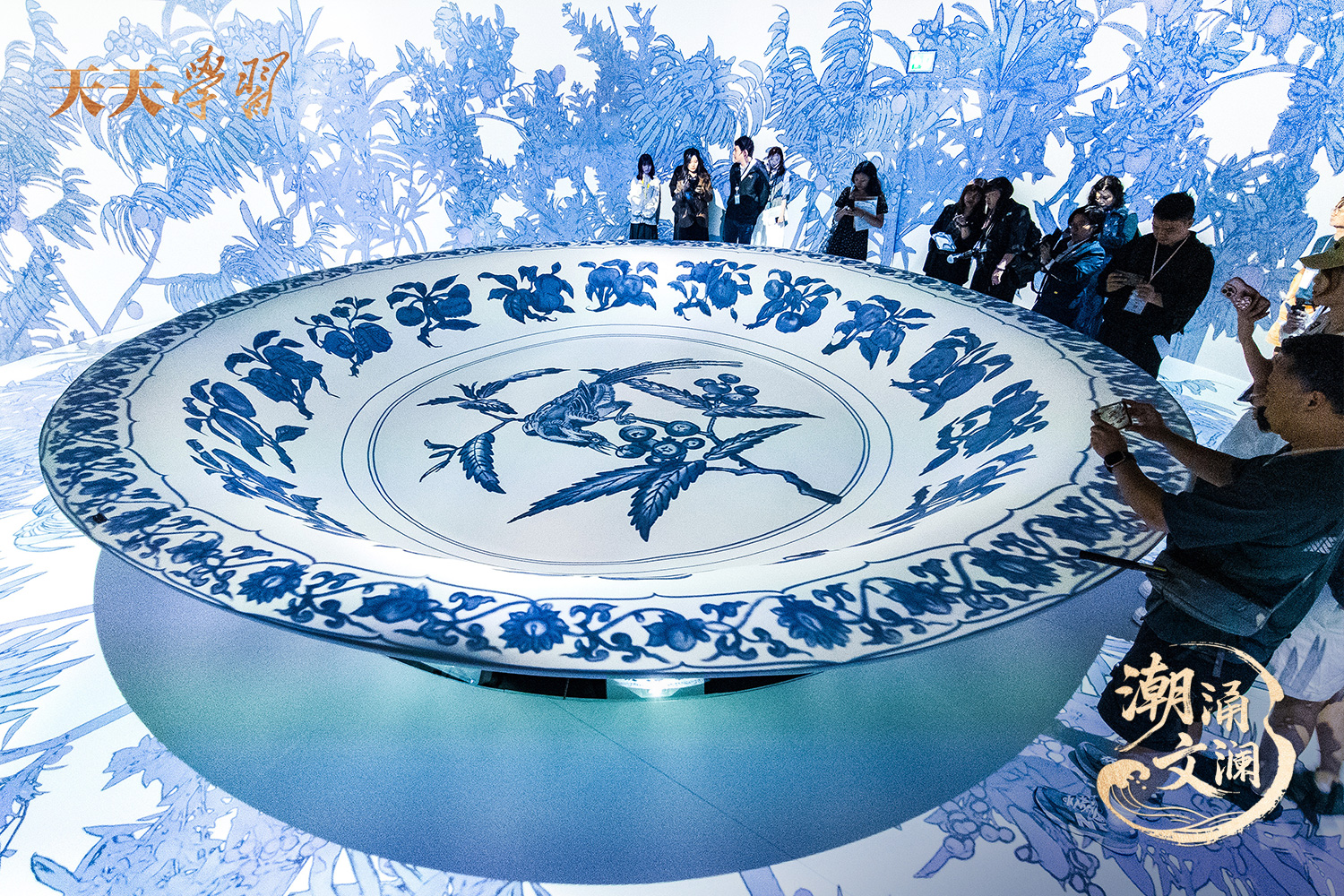 2025年5月13日，“‘紋’以載道——故宮博物院沉浸式數(shù)字體驗展”亮相香港故宮文化博物館。