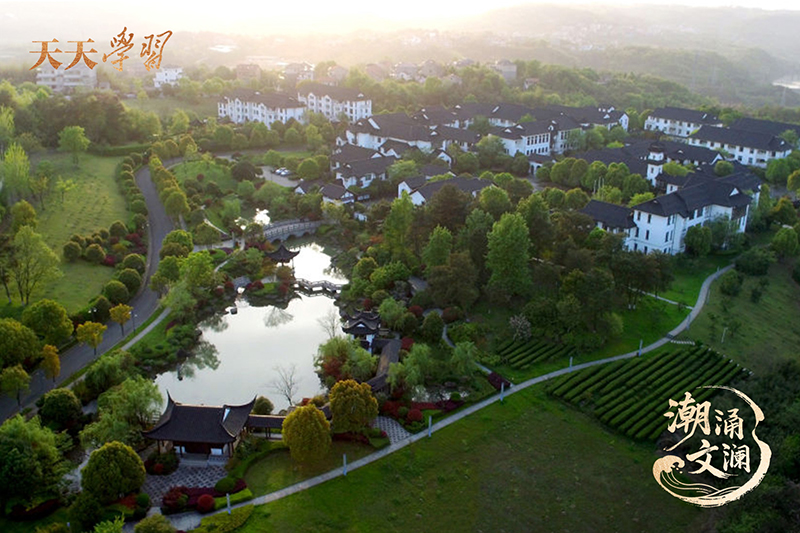 如今，越劇不僅活躍在嵊州人日常生活的一個個角落，也深深烙印在嵊州人的精神血脈之中。圖為古色古香的嵊州越劇藝術學校。