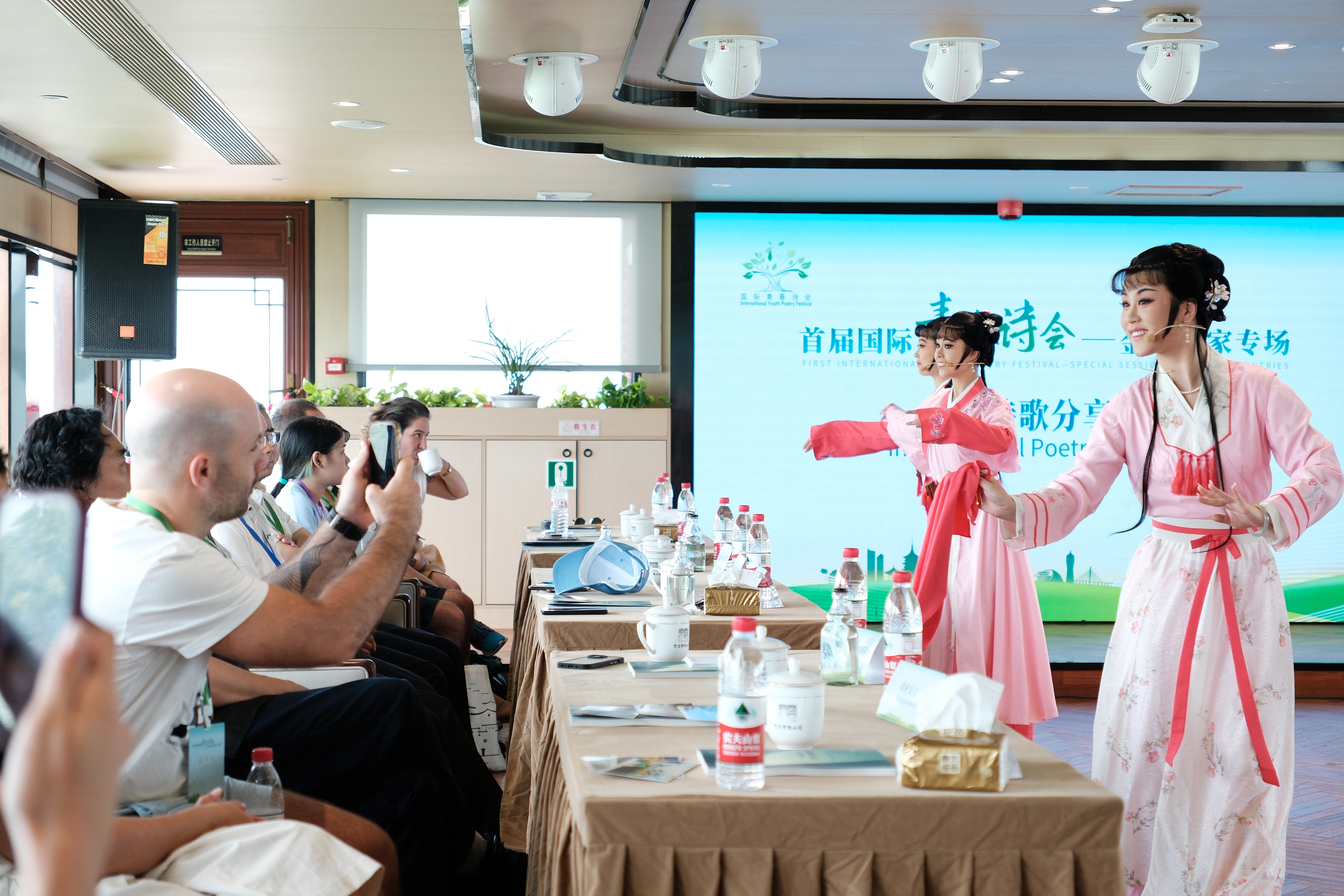 2024年7月21日，浙江杭州，金磚國(guó)家外國(guó)友人欣賞越劇《富陽(yáng)新曲》。