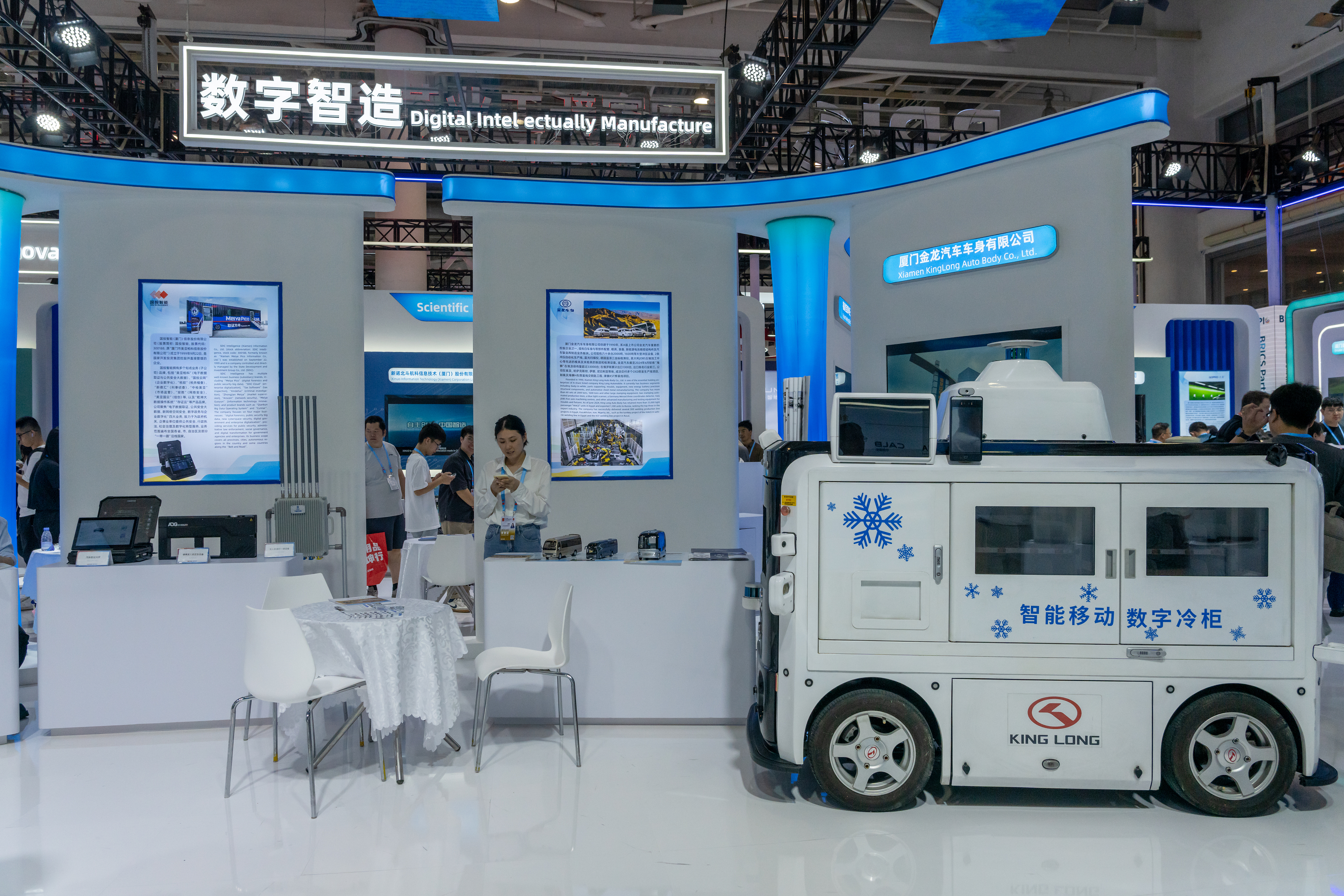 2024年9月9日，福建廈門(mén)，觀眾在金磚國(guó)家新工業(yè)革命伙伴關(guān)系創(chuàng)新基地展位參觀、洽談。