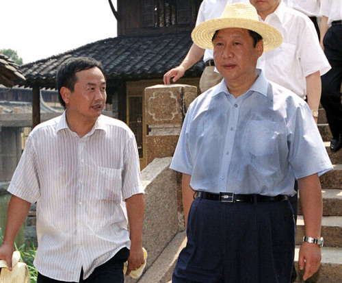 2005年8月3日，習近平在浙江嘉興桐鄉(xiāng)市烏鎮(zhèn)調研古鎮(zhèn)保護工作。資料圖片