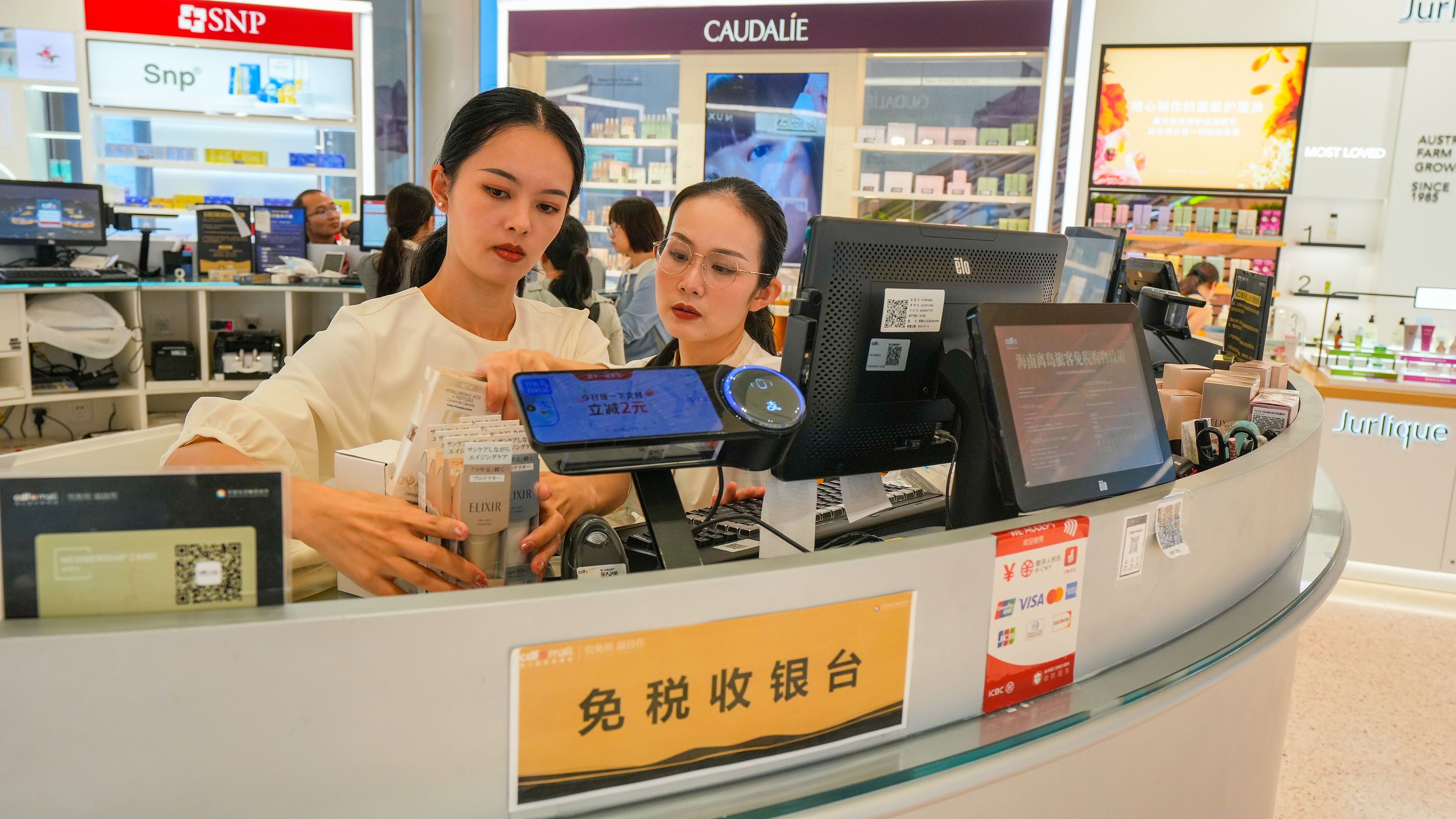 2025年11月1日，?？?，cdf海口國(guó)際免稅城內(nèi)人頭攢動(dòng)，眾多旅客在選購(gòu)免稅商品。