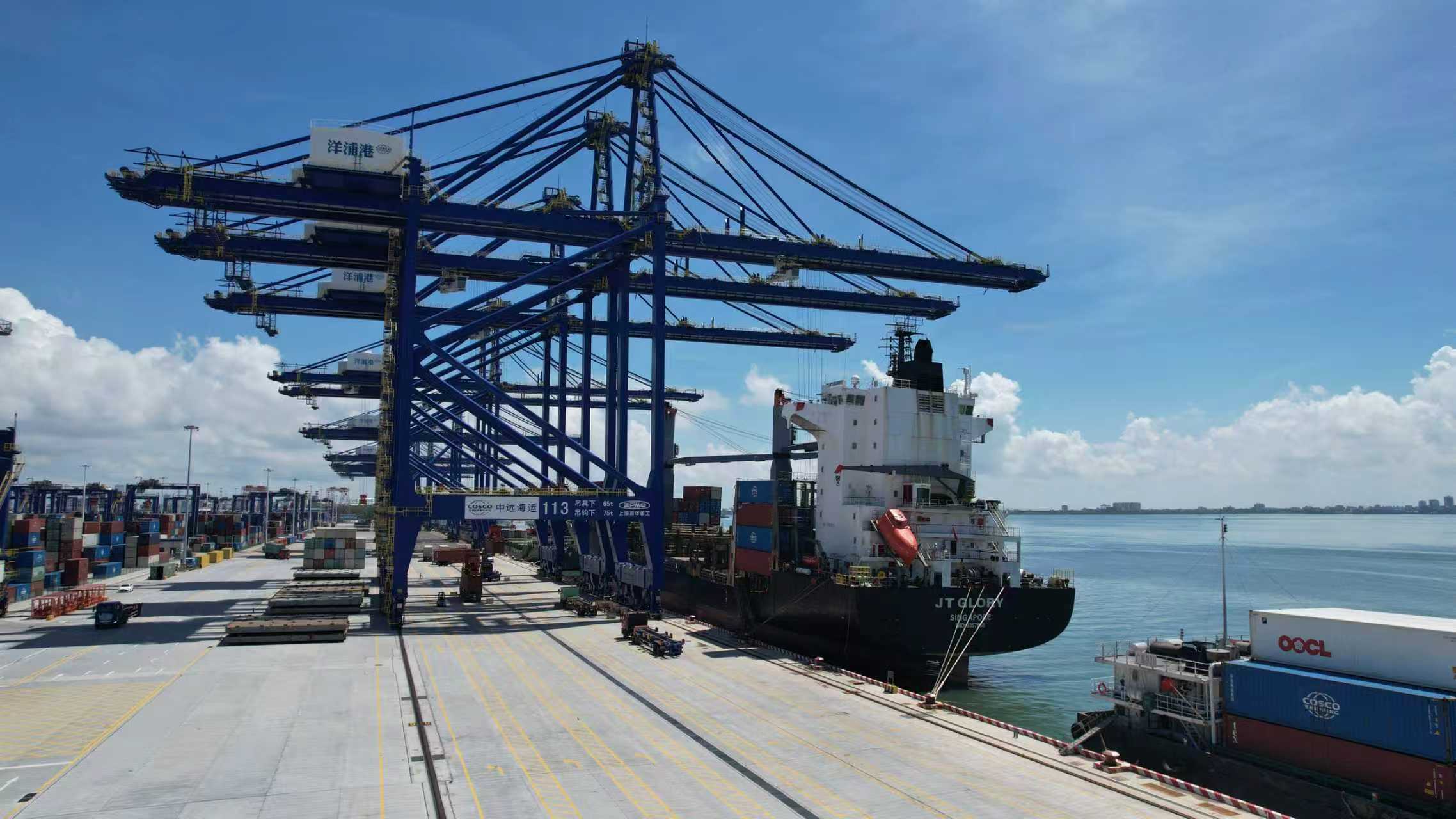 海南洋浦國(guó)際集裝箱碼頭。人民網(wǎng)記者 孟凡盛攝