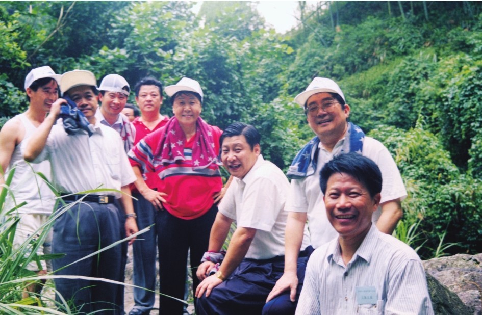 1999年6月，習近平在福州森林公園參加紀念毛主席“發(fā)展體育運動，增強人民體質”題詞47周年登山健身活動。（圖片來源：《習近平在福建（下冊）》