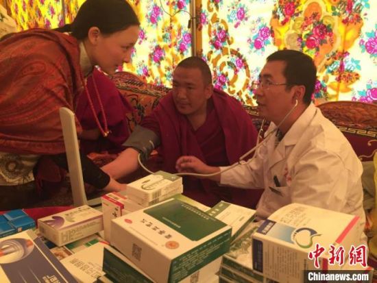 圖為馬少元(右一)在基層開展義診。青海省第四人民醫(yī)院供圖