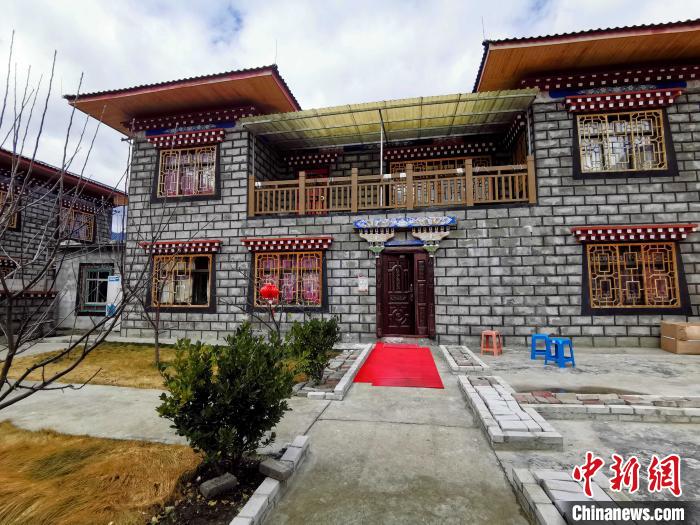 圖為林芝米林縣羌納鄉(xiāng)西嘎村村民家家戶戶發(fā)展庭院經(jīng)濟(jì)，院內(nèi)種滿了各種果樹?！≮w延 攝