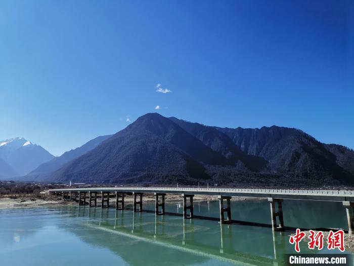 圖為現(xiàn)在已經(jīng)通車的魯霞大橋。　趙延 攝