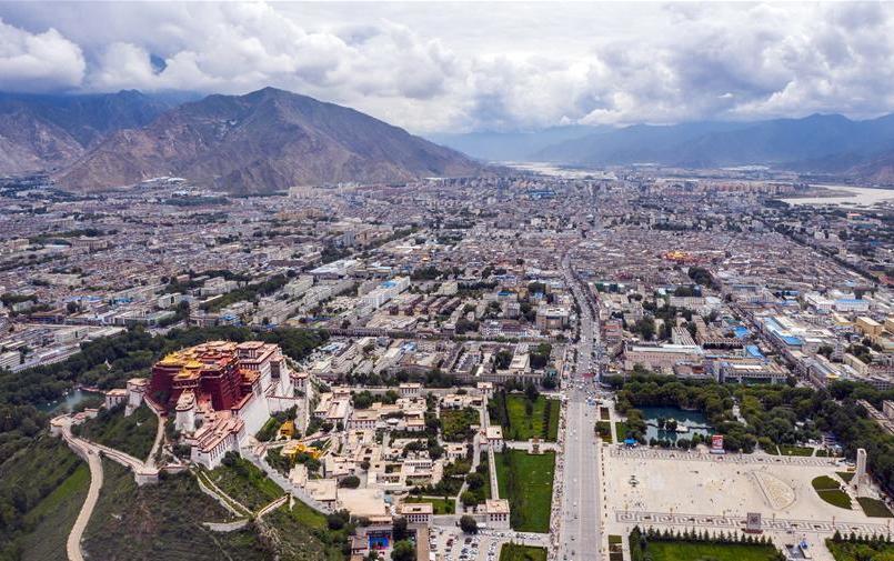 鳥瞰拉薩古城（8月10日無人機(jī)拍攝）。新華社記者 李鑫 攝.jpg