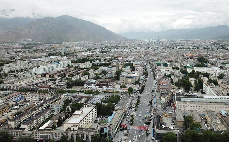 8月10日無(wú)人機(jī)拍攝的拉薩城市一景。新華社記者 王益亮 攝.jpg