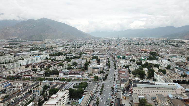 8月10日無人機拍攝的拉薩城市一景。新華社記者 王益亮 攝.jpg