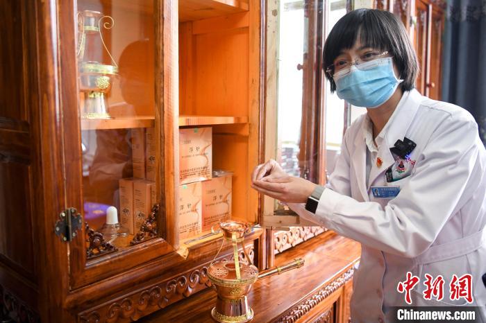 湖南中醫(yī)藥大學(xué)第一附屬醫(yī)院外治科援藏醫(yī)生譚濤介紹中醫(yī)和藏醫(yī)向結(jié)合的霍爾麥療法?！钊A峰 攝