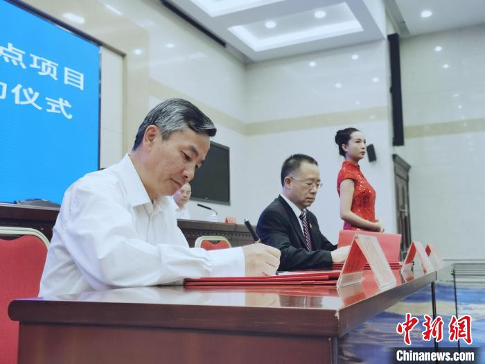 圖為青海省副省長匡湧(左)簽訂合作共建區(qū)域醫(yī)療中心框架協(xié)議。　張?zhí)砀?攝