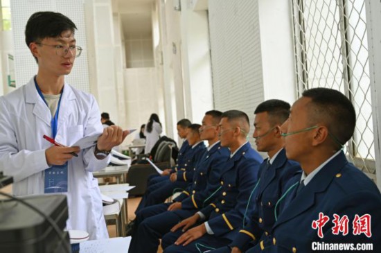 圖為研究團(tuán)隊(duì)成員登記消防員信息?！≮w朗 攝