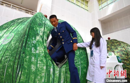 圖為參與完測(cè)試，消防員走出高壓氧倉(cāng)?！≮w朗 攝