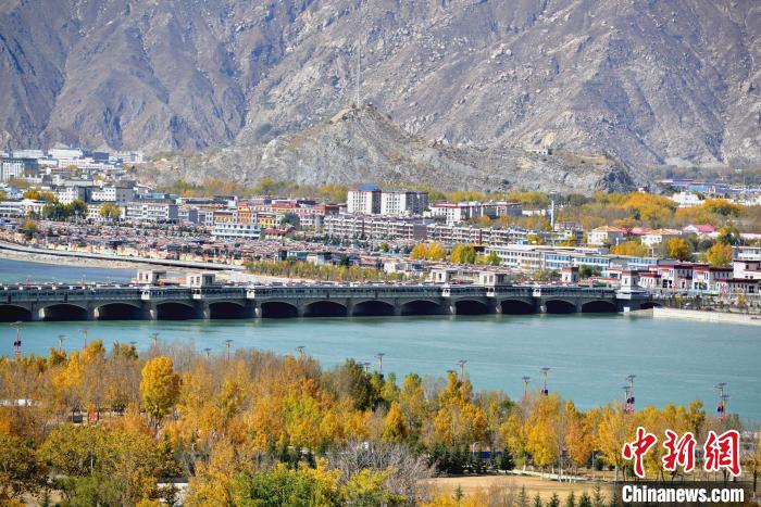 10月25日，被秋色點(diǎn)綴的拉薩河?！〗w波 攝