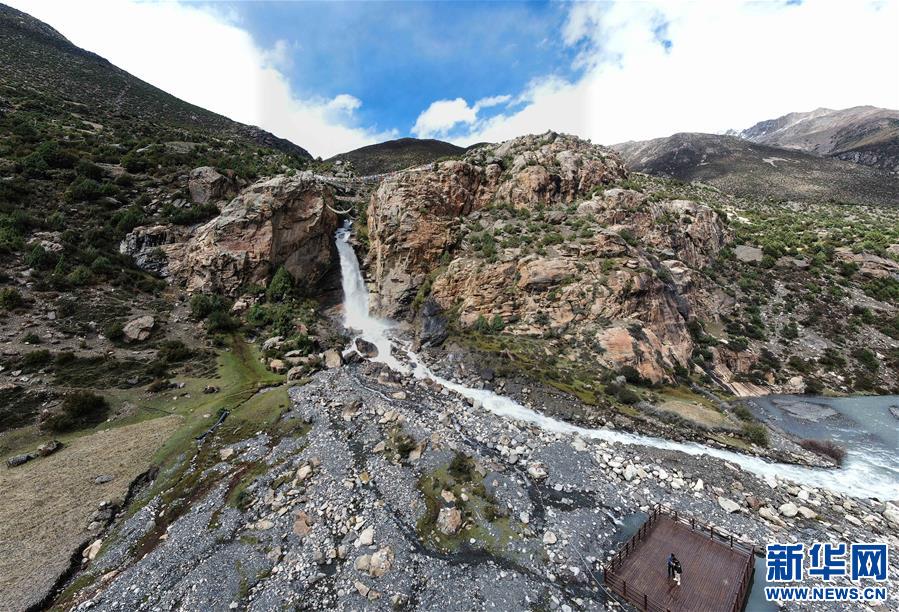 (新華視界)(8)夢(mèng)幻“三色湖”