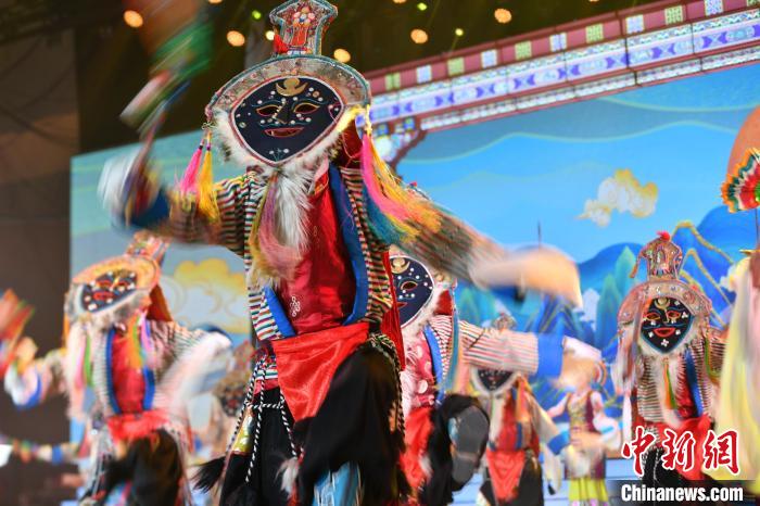 圖為演員在聯(lián)歡晚會上表演?！∝暩聛硭?攝