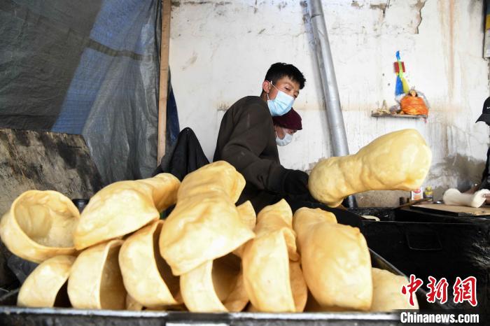 圖為拉薩手藝人制作藏歷新年供品“德卡”?！∝暩聛硭?攝