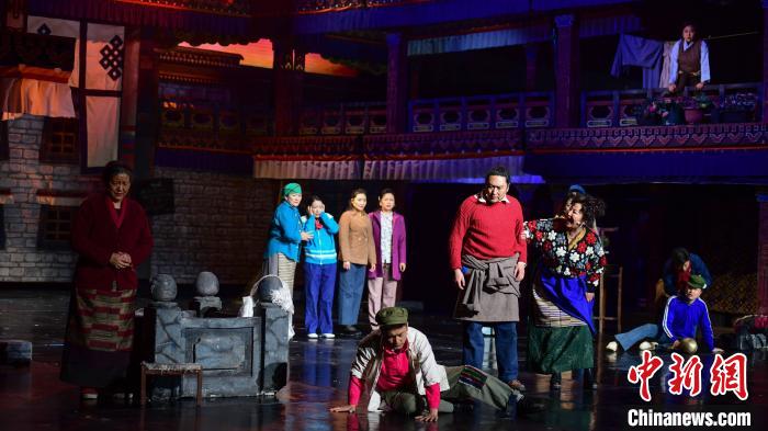 圖為西藏本土話劇《八廓街北院》演出現(xiàn)場?！∝暩聛硭?攝
