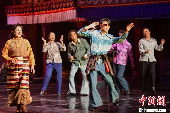 圖為西藏本土話劇《八廓街北院》演出現(xiàn)場。　劉瑤 攝