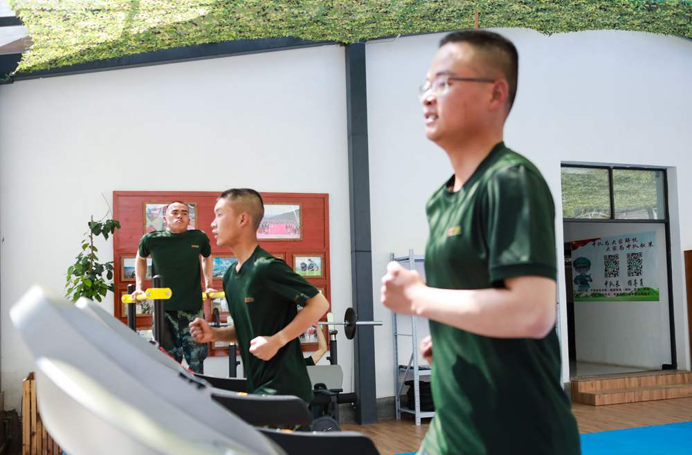 官兵正在新配發(fā)的跑步機(jī)上運(yùn)動(dòng)。