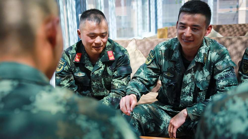 官兵正在陽光棚內(nèi)優(yōu)雅的環(huán)境中下象棋。