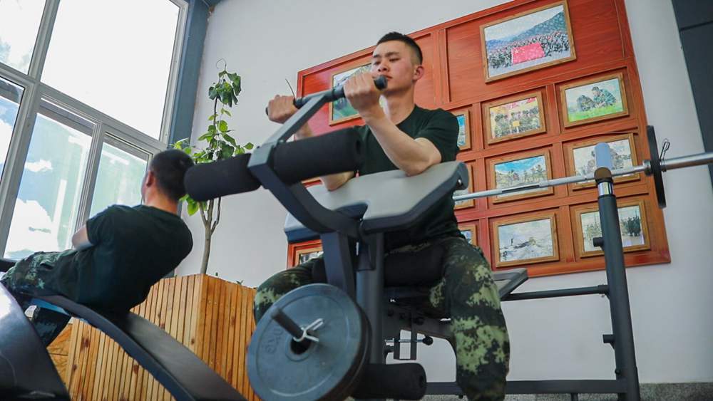 官兵正在陽光棚內(nèi)自我健身。