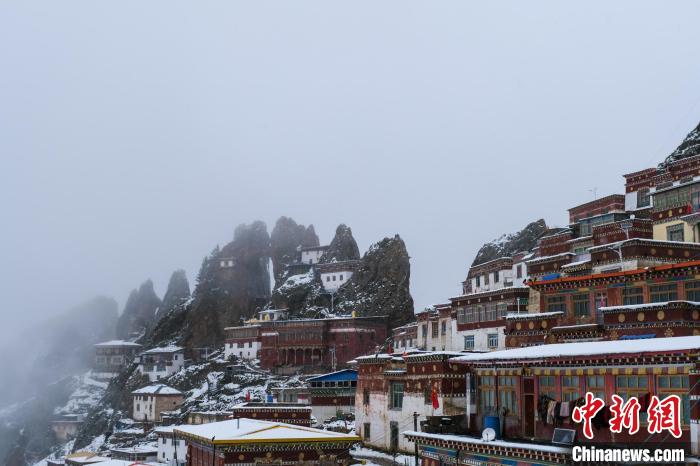 云霧環(huán)繞的孜珠寺?！〗w波 攝