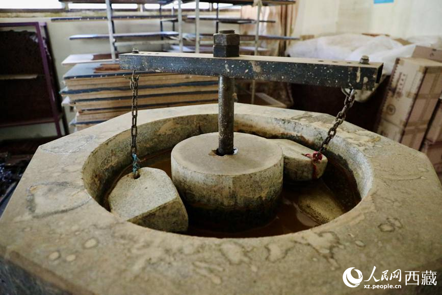 制作藏香的原料用石頭混合研磨。人民網(wǎng)記者 次仁羅布攝