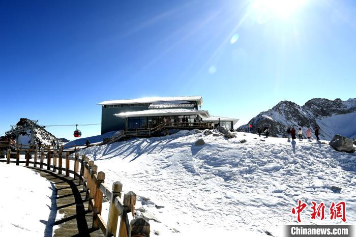 達(dá)古冰川上的“孤獨咖啡館”