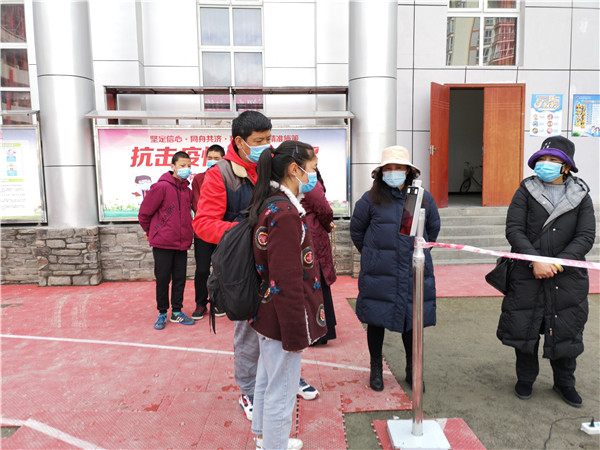 圖片默認(rèn)標(biāo)題_fororder_1、學(xué)生排隊(duì)進(jìn)入校園-攝影-左斌