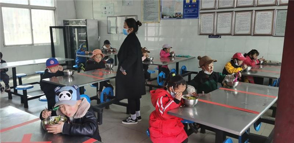 圖片默認(rèn)標(biāo)題_fororder_3、錯(cuò)峰就餐的學(xué)生們-攝影-左斌