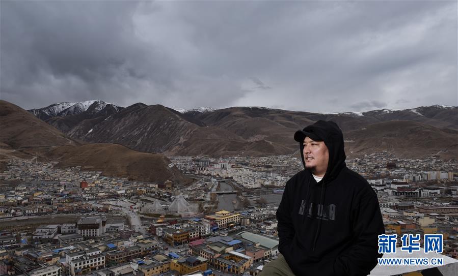 (玉樹抗震救災(zāi)10周年·圖片故事)(1)才仁俄賽與他的“JoSai Pub”