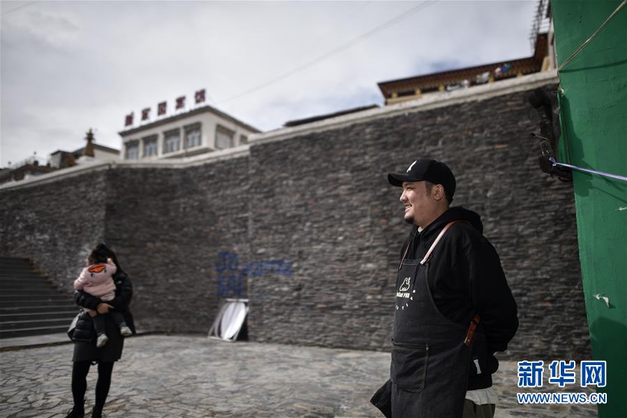 (玉樹抗震救災(zāi)10周年·圖片故事)(8)才仁俄賽與他的“JoSai Pub”