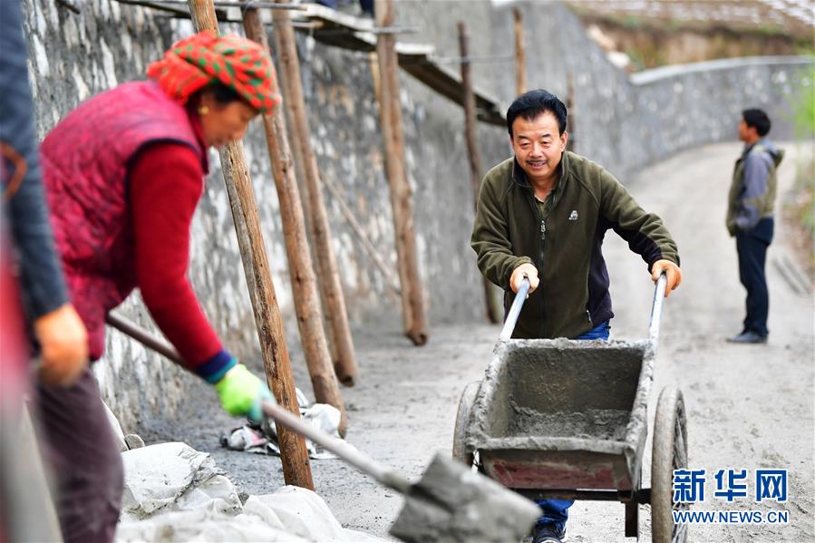 (脫貧攻堅(jiān)·圖片故事)(9)扶貧相冊——藏族村寨的脫貧“貼心人”