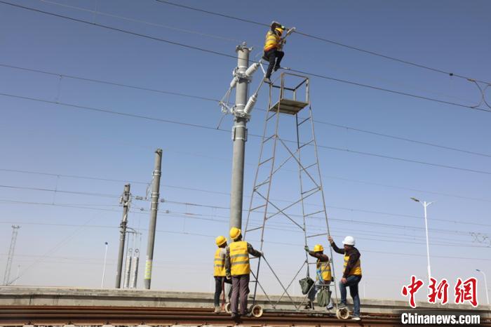 格庫鐵路(青海段)全線貫通帶電