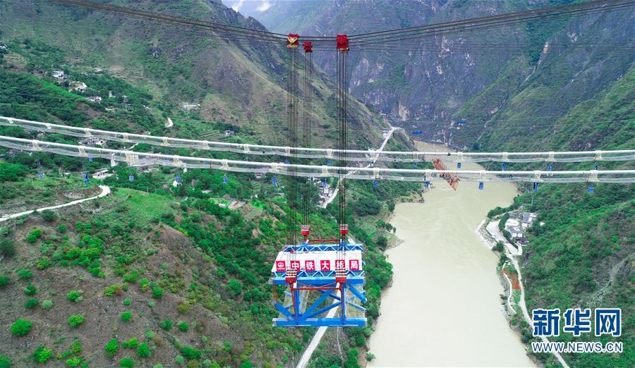 (圖文互動)金沙江特大橋首片中跨鋼桁梁架設(shè)成功