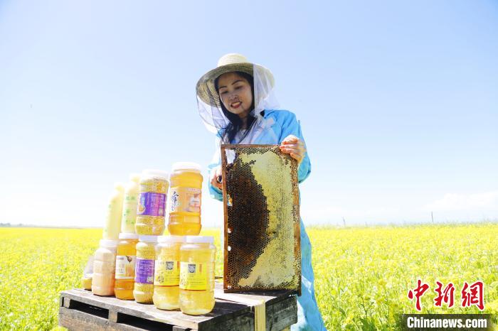 圖為蜂農(nóng)現(xiàn)場展示蜂產(chǎn)品?！●R銘言 攝