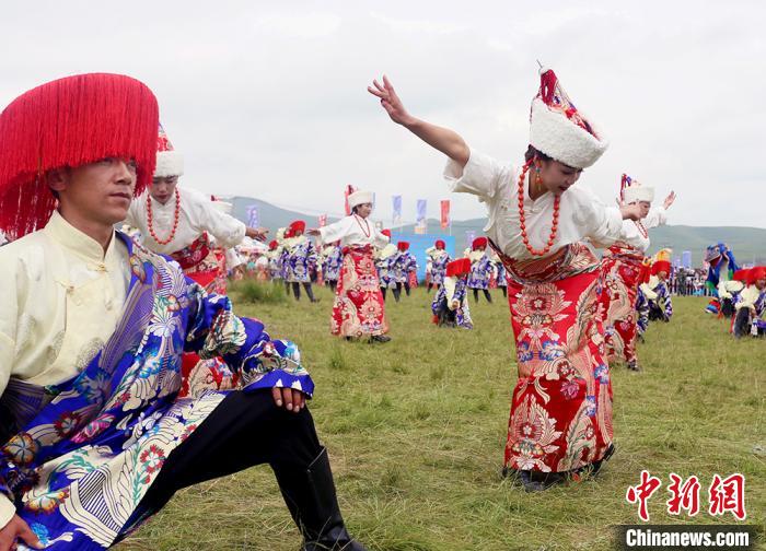 當?shù)孛癖姎g慶香浪節(jié)。　高展 攝