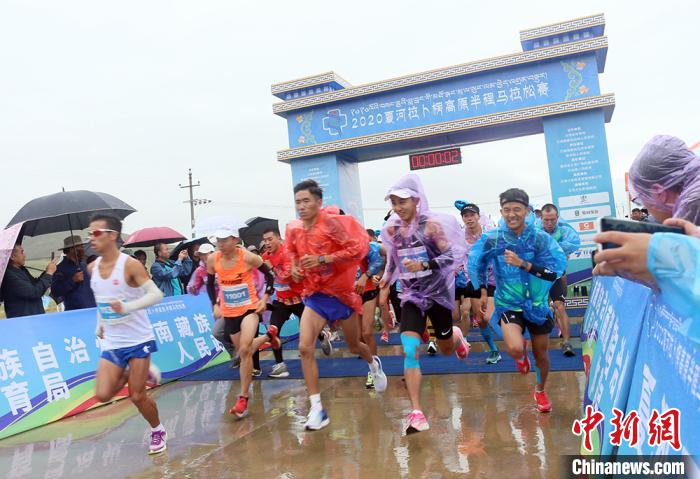 8月23日，拉卜楞高原半程馬拉松在甘加秘境景區(qū)鳴槍開跑?！「哒?攝