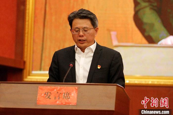 圖為果洛州委常委、副州長、上海市援青聯(lián)絡(luò)組組長馮志勇總結(jié)對口支援十年工作?！」逯菸麄鞑抗﹫D 攝